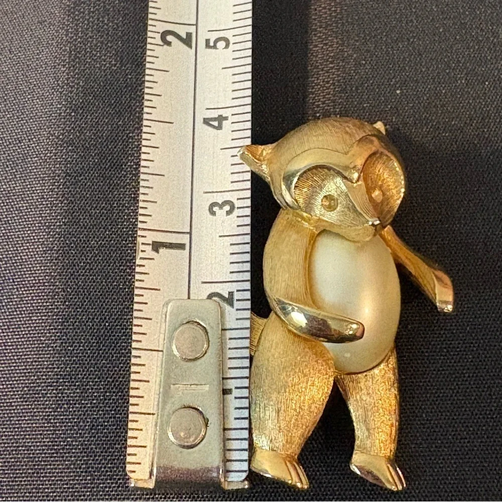 Rare Vintage Kramer Goldtone Pearl Jelly Belly Raccoon Pin Brooch